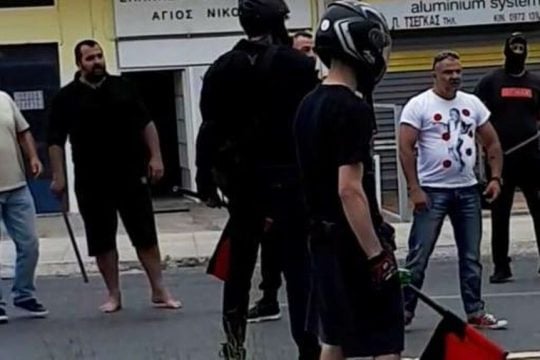 Tα μέλη της εγκληματικής οργάνωσης παραταγμένα μπροστά από τα γραφεία του εργοδοτικού σωματείου «Αγιος Νικόλαος» λίγο πριν από την επίθεση